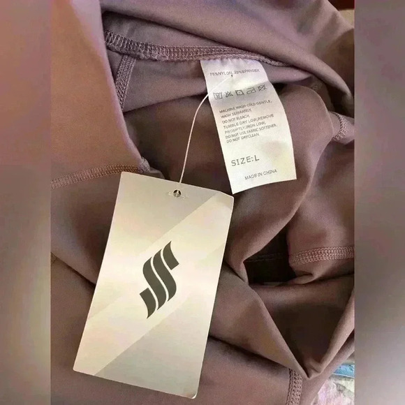 BNWT Smoothfeel Short Shorts with Pockets in Purple Size Large - Picture 9 of 11